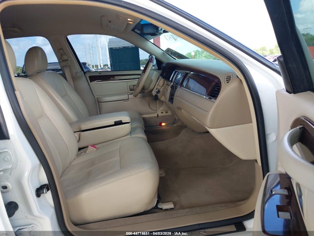 2009 LINCOLN TOWN CAR 2LNHM82V59X636700 Photo 4