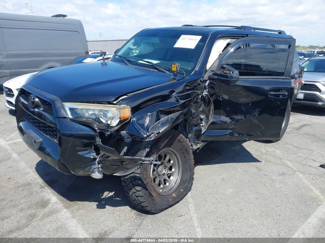 Toyota 4RUNNER SR5 2015 JTEBU5JR6F5228714 Image 2