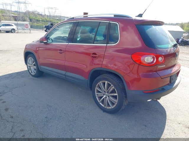 2011 VOLKSWAGEN TIGUAN WVGAV7AX6BW000784 Photo 2