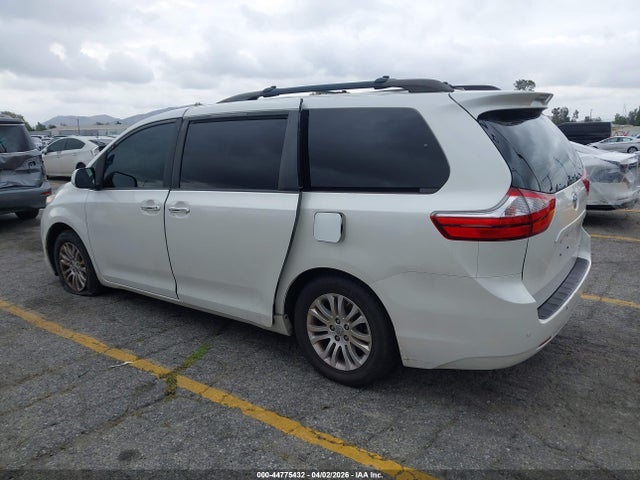 2017 TOYOTA SIENNA 5TDYZ3DC4HS894026 Photo 2
