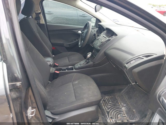 1FADP3K28HL295555 Ford FOCUS SE