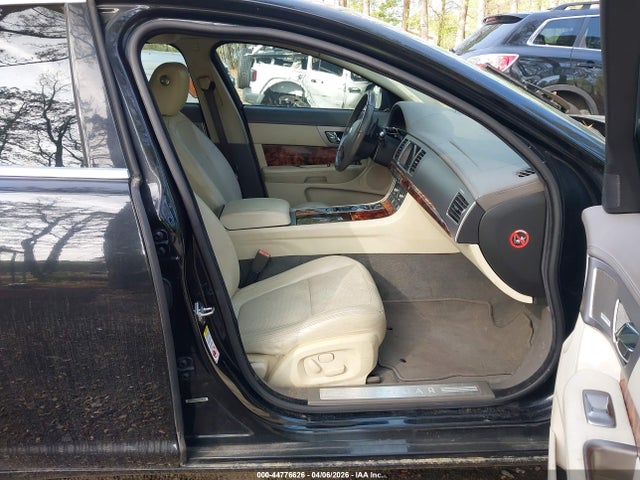 2011 JAGUAR XF SAJWA0GB1BLR91663 Photo 4