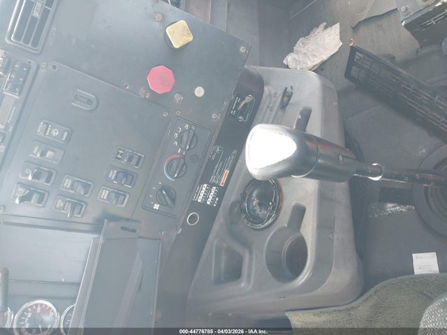 44776785 :رقم المزاد ، 2HSCAATN81C022708 vin ، 2001 International 9100 9100i مزاد بيع