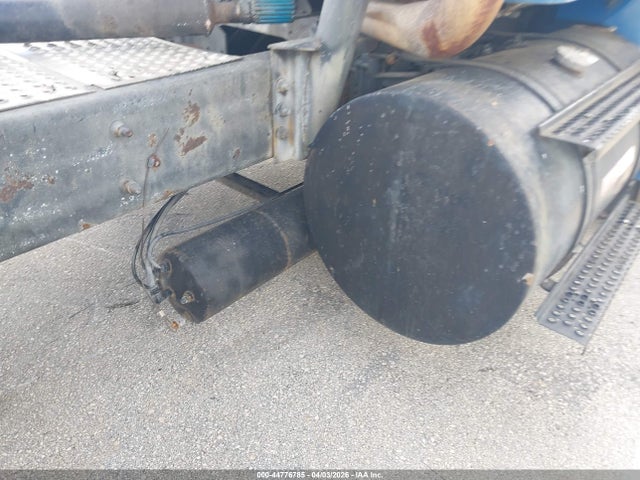 44776785 :رقم المزاد ، 2HSCAATN81C022708 vin ، 2001 International 9100 9100i مزاد بيع