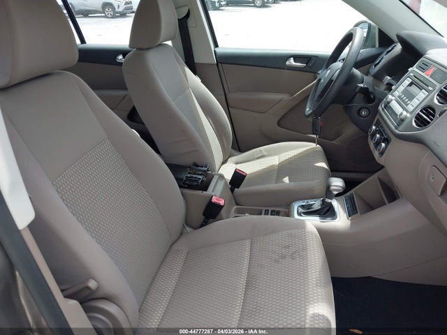 2010 Volkswagen Tiguan S მანქანა იყიდება აუქციონზე, vin: WVGAV7AXXAW531338, აუქციონის ნომერი: 44777287