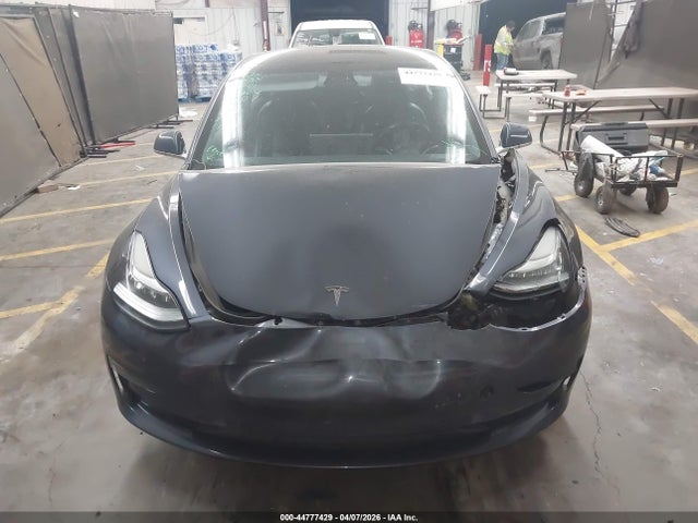 44777429 :رقم المزاد ، 5YJ3E1EA1JF045067 vin ، 2018 Tesla Model 3 Long Range/mid Range مزاد بيع