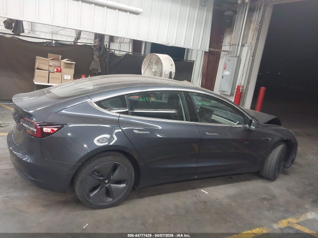44777429 :رقم المزاد ، 5YJ3E1EA1JF045067 vin ، 2018 Tesla Model 3 Long Range/mid Range مزاد بيع