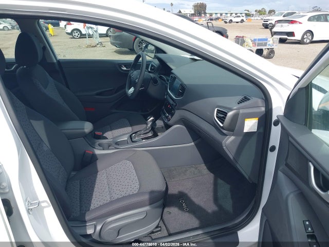 2019 HYUNDAI IONIQ HYBRID KMHC65LC0KU107667 Photo 4