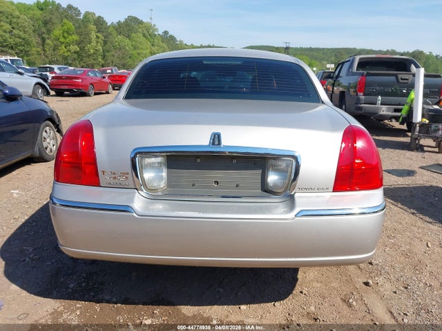 44778938 :رقم المزاد ، 2LNBL8CV6AX750748 vin ، 2010 Lincoln Town Car Signature Limited مزاد بيع