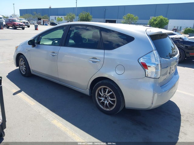 Toyota Prius V Three 2014 JTDZN3EU9EJ005060 Image 3