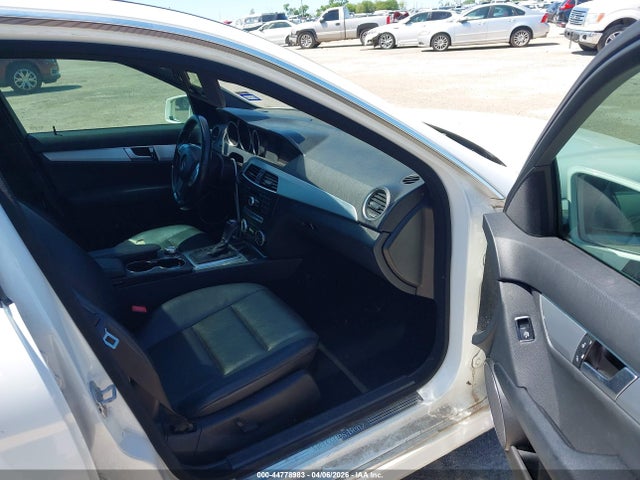 2013 MERCEDES-BENZ C 250 WDDGF4HB9DA754191 Photo 4