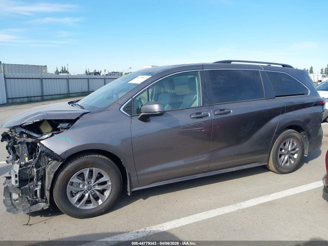 Toyota SIENNA LE 2023 5TDBRKEC4PS174934 Image 15