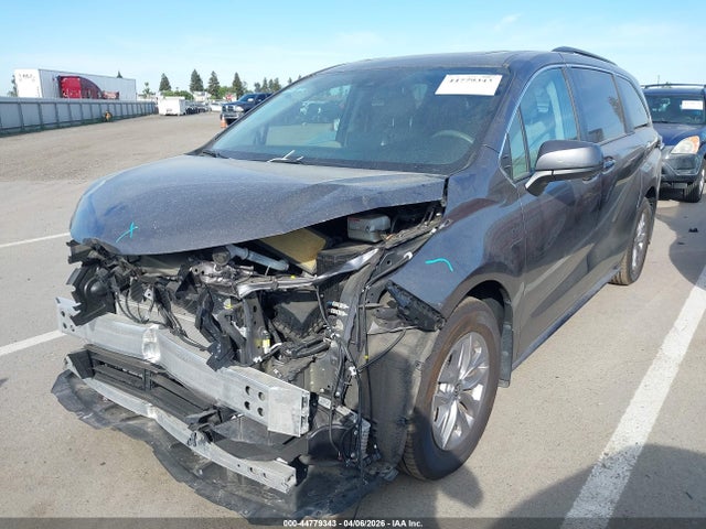 Toyota SIENNA LE 2023 5TDBRKEC4PS174934 Image 2