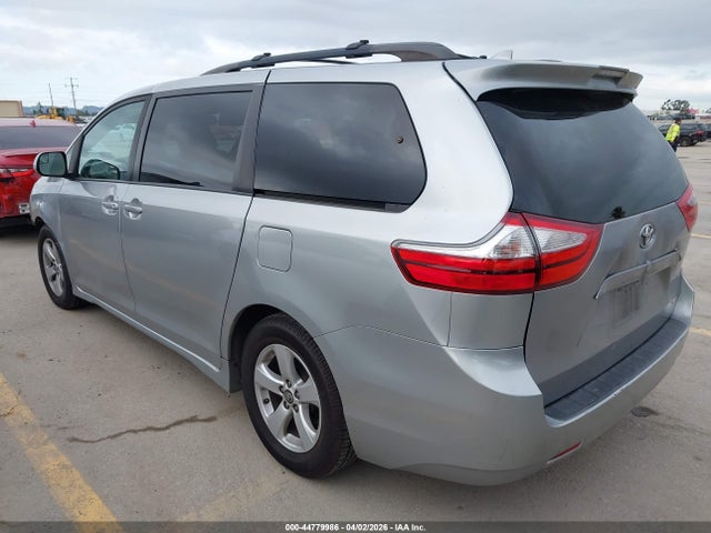 2018 TOYOTA SIENNA 5TDKZ3DC1JS953626 Photo 2