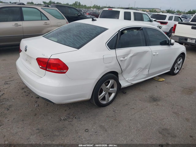 2014 VOLKSWAGEN PASSAT 1VWBS7A38EC112469 Photo 3