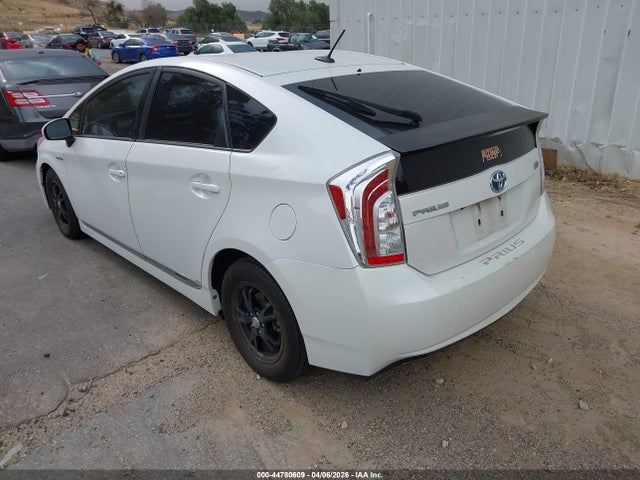 Toyota Prius Three 2014 JTDKN3DU0E0377721 Image 3
