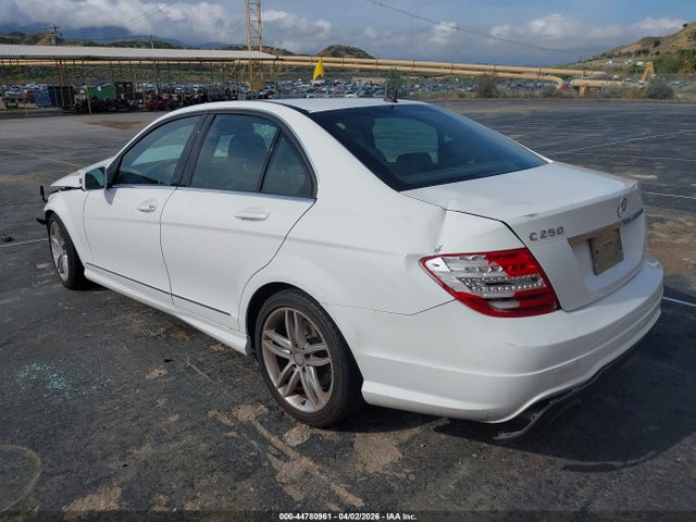 2014 MERCEDES-BENZ C 250 WDDGF4HB0EG215814 Photo 2