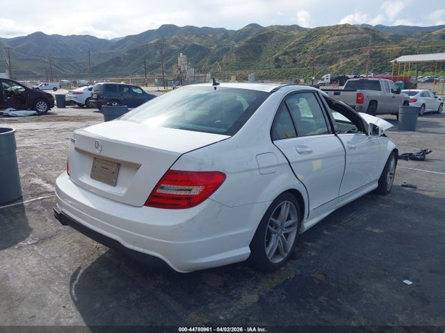 2014 MERCEDES-BENZ C 250 WDDGF4HB0EG215814 Photo 3