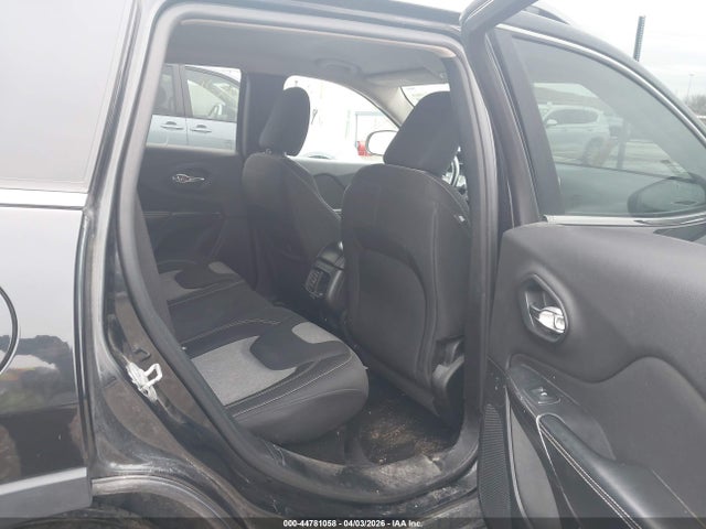 1C4PJLCS1EW106052 Jeep Cherokee Latitude