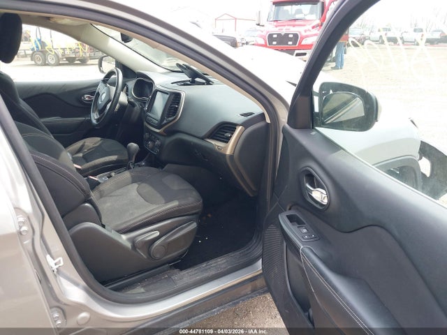 44781109 :رقم المزاد ، 1C4PJMCS2FW545882 vin ، 2015 Jeep Cherokee Latitude مزاد بيع