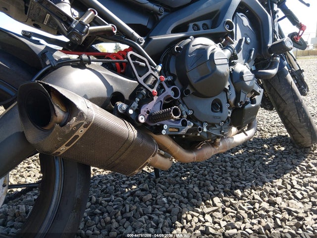 Yamaha FZ09 2016 JYARN33E6GA010209 Image 14