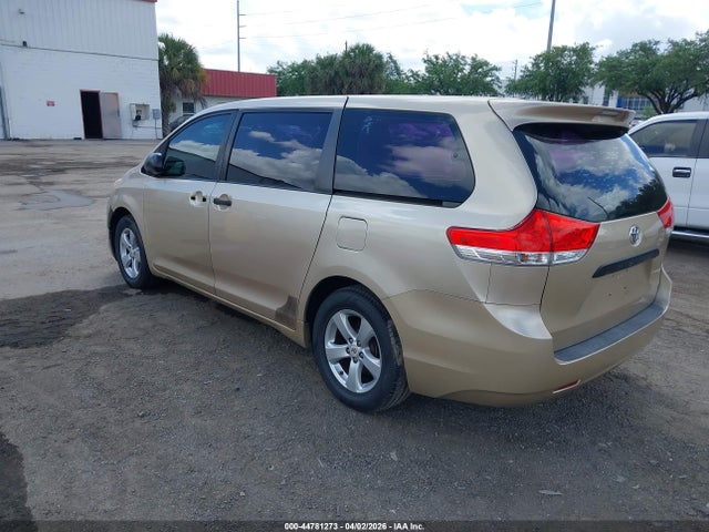 2011 TOYOTA SIENNA 5TDZK3DC1BS019339 Photo 2