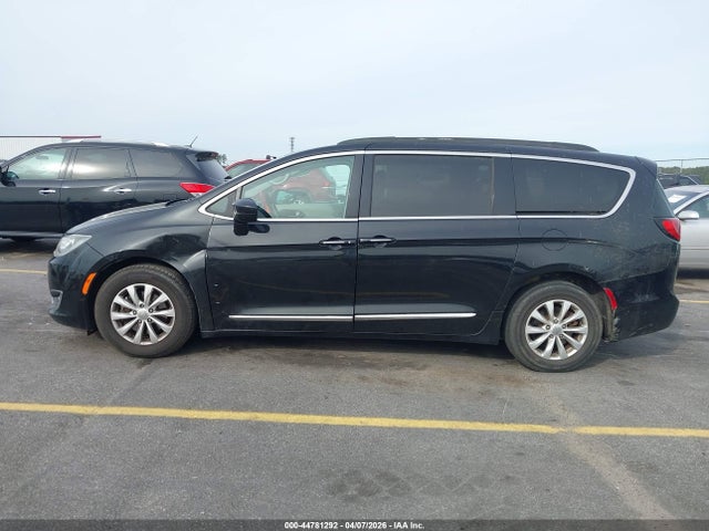 44781292 :رقم المزاد ، 2C4RC1BG9HR733681 vin ، 2017 Chrysler Pacifica Touring-l مزاد بيع