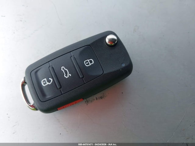 44781471 :رقم المزاد ، 3VWF17AT6GM606335 vin ، 2016 Volkswagen Beetle 1.8t S مزاد بيع