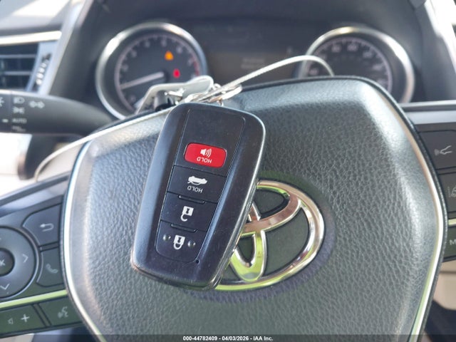 4T1B11HK3JU049216 Toyota CAMRY XLE