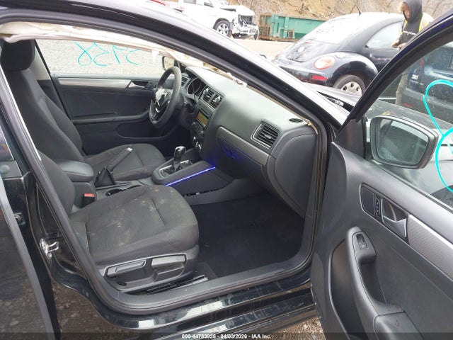 44783938 :رقم المزاد ، 3VWD17AJ4FM353486 vin ، 2015 Volkswagen Jetta 1.8t Se مزاد بيع