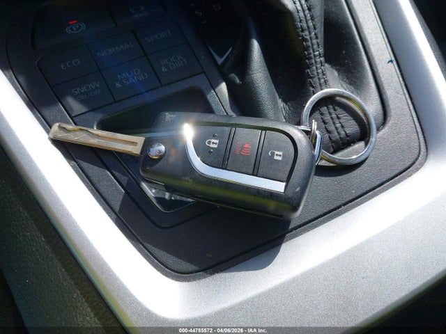 2T3F1RFV6NW281822 Toyota RAV4 LE