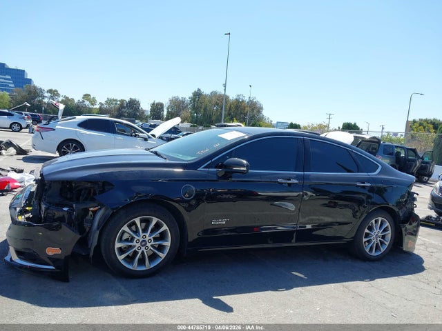 2017 Ford Fusion Energi Se Luxury მანქანა იყიდება აუქციონზე, vin: 3FA6P0PU1HR313137, აუქციონის ნომერი: 44785719