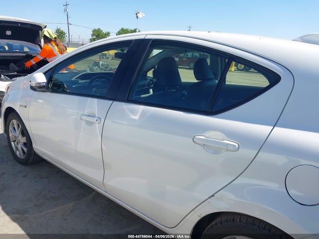 JTDKDTB30F1089559 Toyota Prius C Four