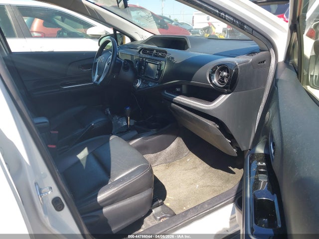 JTDKDTB30F1089559 Toyota Prius C Four