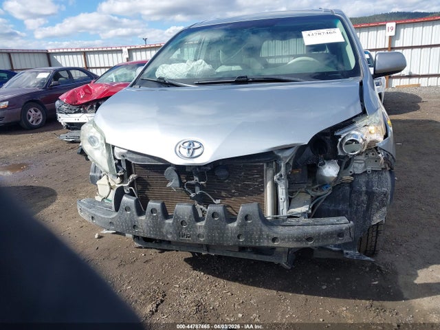 5TDYK3DC2ES450398 Toyota Sienna Xle V6 8 Passenger