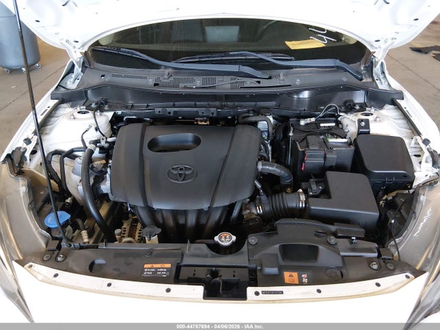 3MYDLBYV2KY517590 Toyota Yaris Xle