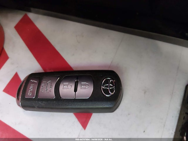 3MYDLBYV2KY517590 Toyota Yaris Xle