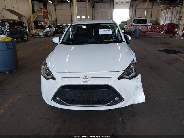 3MYDLBYV2KY517590 Toyota Yaris Xle