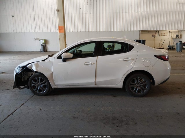 3MYDLBYV2KY517590 Toyota Yaris Xle