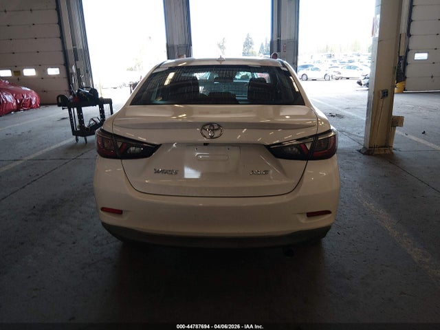 3MYDLBYV2KY517590 Toyota Yaris Xle