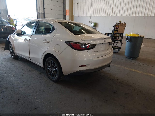 3MYDLBYV2KY517590 Toyota Yaris Xle