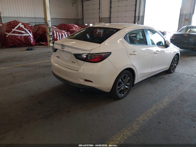 3MYDLBYV2KY517590 Toyota Yaris Xle