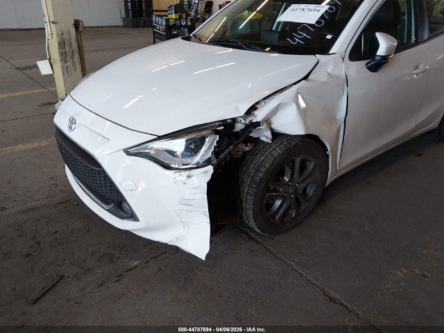 3MYDLBYV2KY517590 Toyota Yaris Xle
