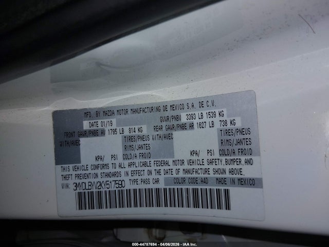 3MYDLBYV2KY517590 Toyota Yaris Xle