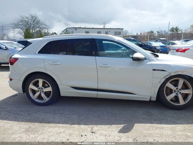 WA1LAAGE9KB018306 Audi E-tron Premium Plus