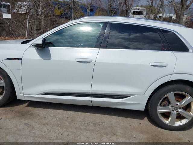 WA1LAAGE9KB018306 Audi E-tron Premium Plus