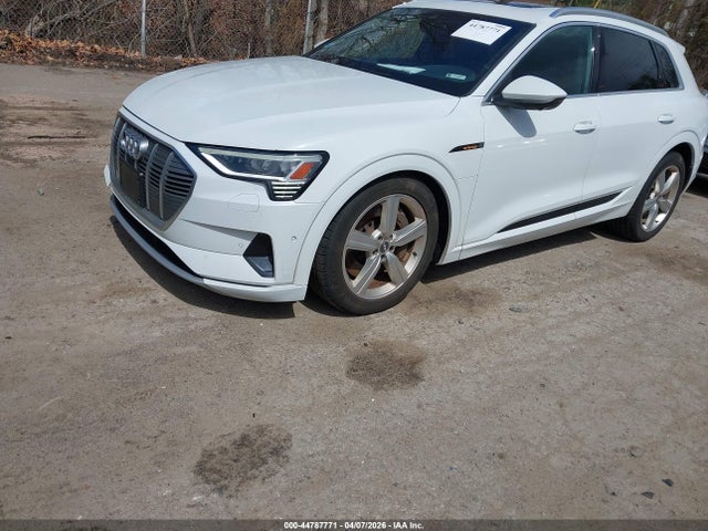 WA1LAAGE9KB018306 Audi E-tron Premium Plus