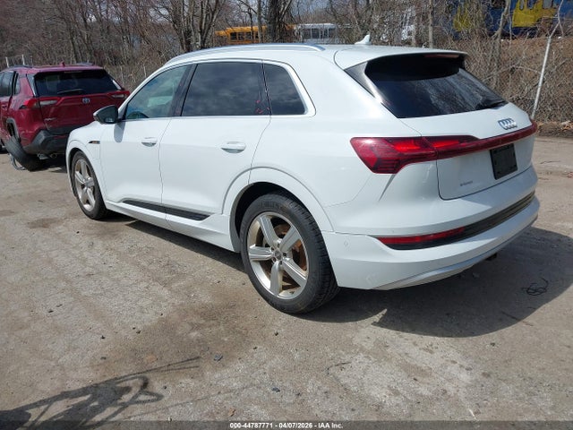 WA1LAAGE9KB018306 Audi E-tron Premium Plus