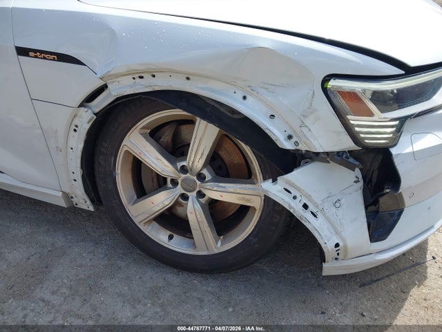 WA1LAAGE9KB018306 Audi E-tron Premium Plus