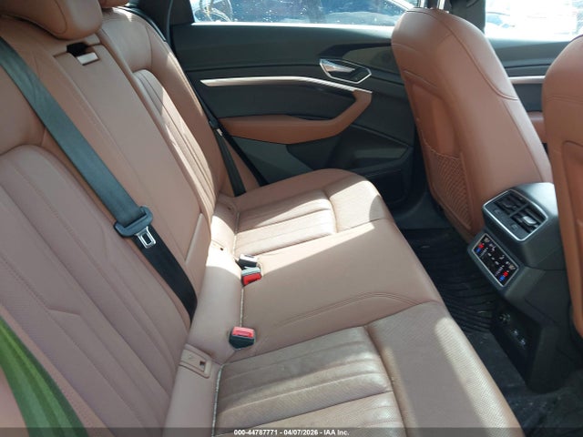 WA1LAAGE9KB018306 Audi E-tron Premium Plus